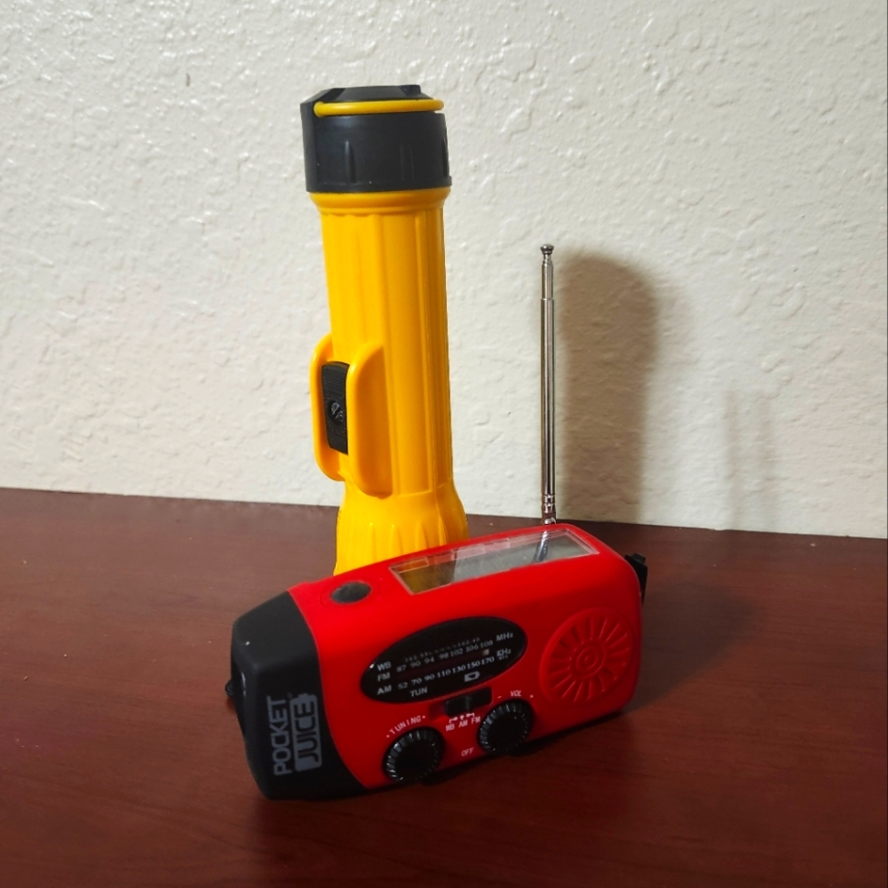 Pocket Juice flashlight radio accompanying/complementing yellow flashlight of 8"